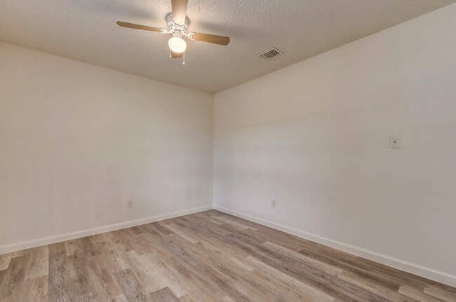 Building Photo - $1,450  3 Bedr/ 1 bath Beautiful Home in D...