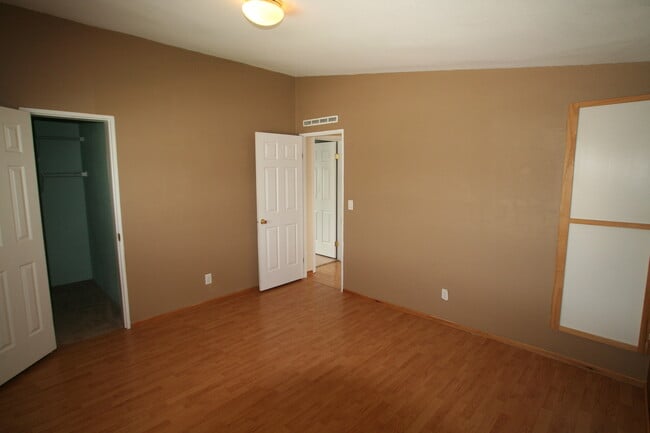 Building Photo - 3 bed 2 bath home with fireplace