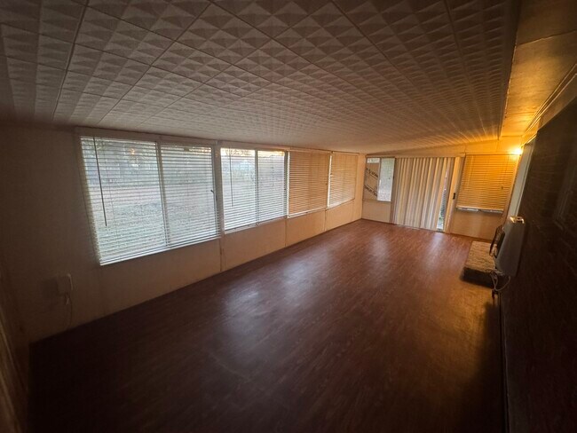 Building Photo - 605 Bayless St
