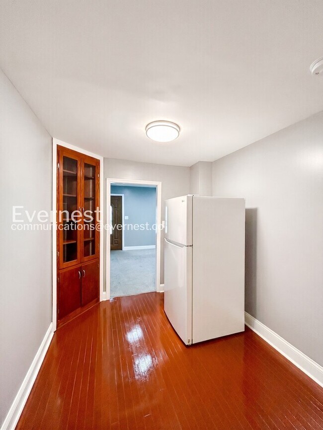 Building Photo - 603 Henry St