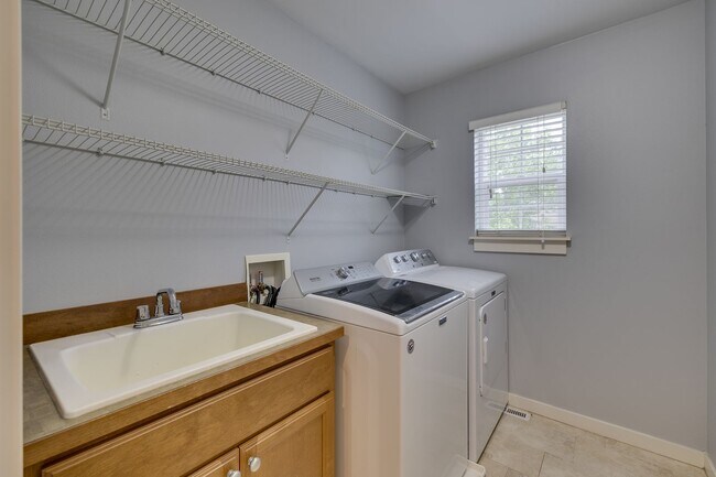 Building Photo - 4 Bedroom PLUS Bonus Room at Carriage Park...