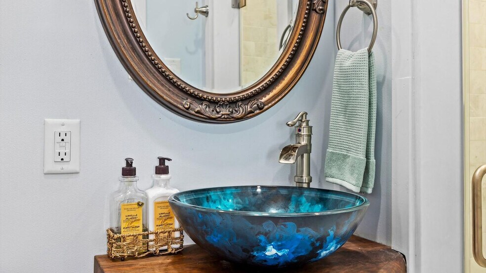 Building Photo - 710 Battersea Rd