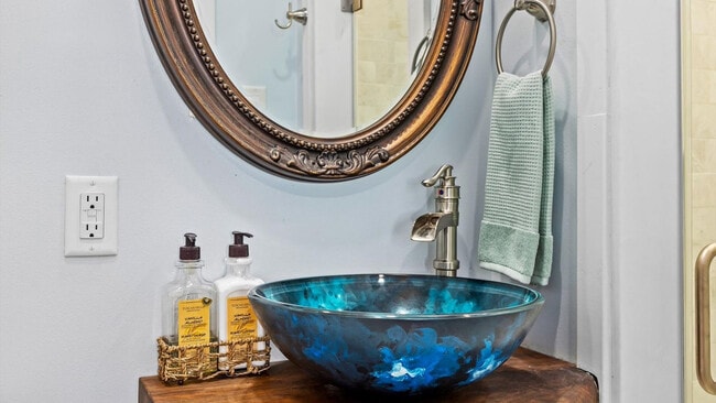 Building Photo - 710 Battersea Rd