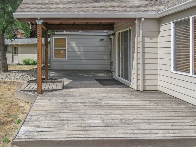 Building Photo - Charming 3 bedroom 2 bathroom home availab...