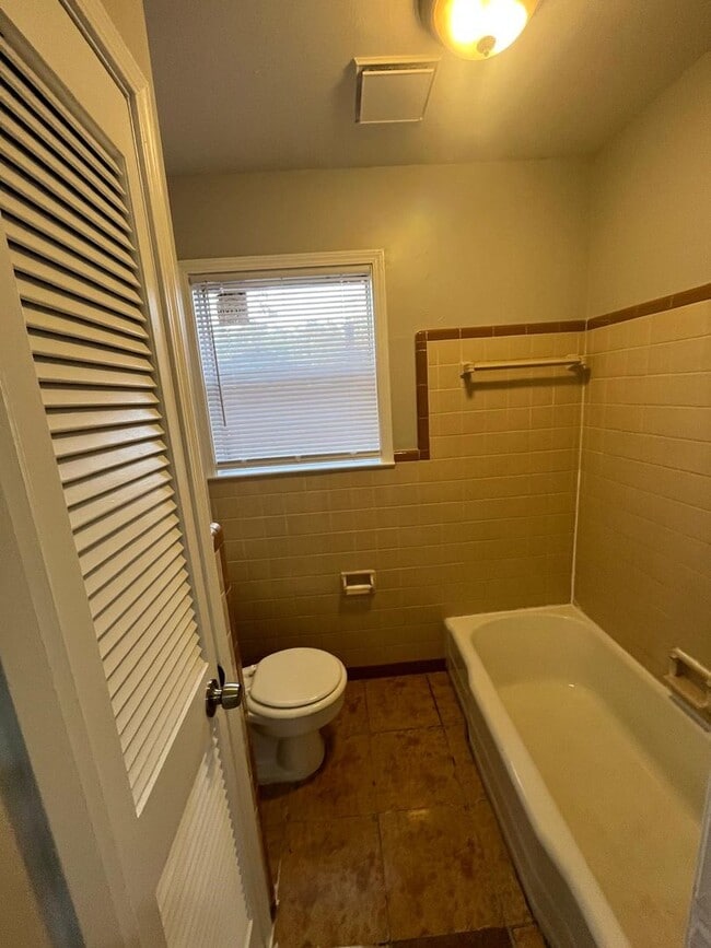 Building Photo - Picturesque Home Worth Checking Out