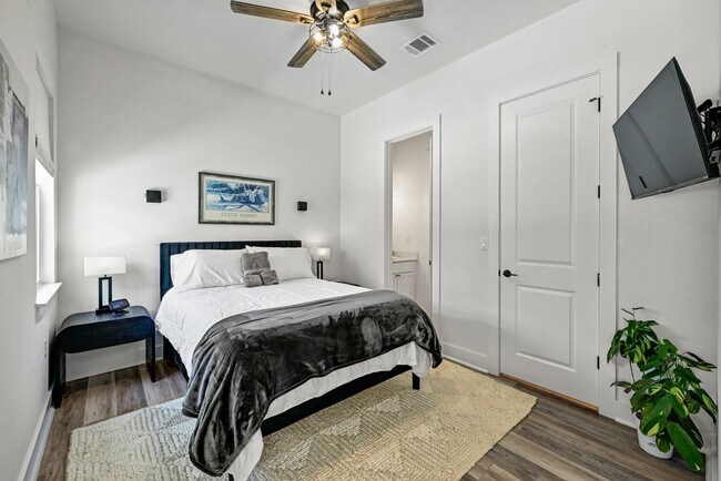 Building Photo - 104 Desert Rose S