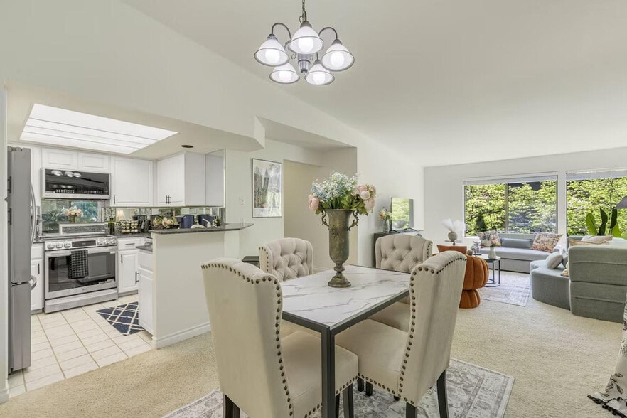 Building Photo - 1264 Bellevue Way NE