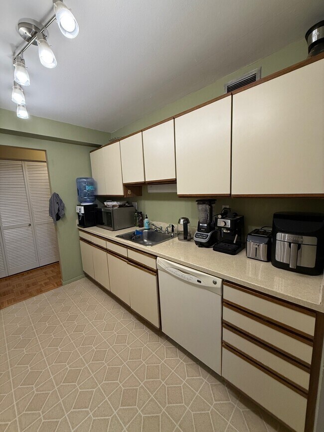 Building Photo - 893 Farmington Ave