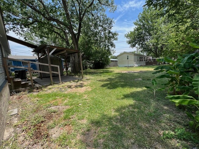 Building Photo - Spacious 3 bedrooms / 2 bath