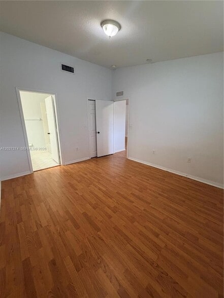 Building Photo - 995 NE 34th Ave