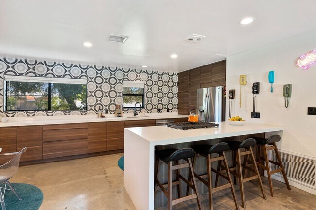 Building Photo - Stylish Fully Furnished Home in Palm Springs - Annual Lease