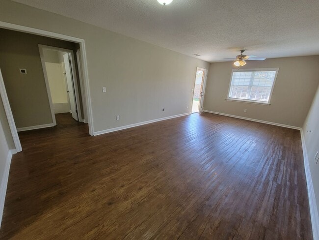 Building Photo - 014 University Ct