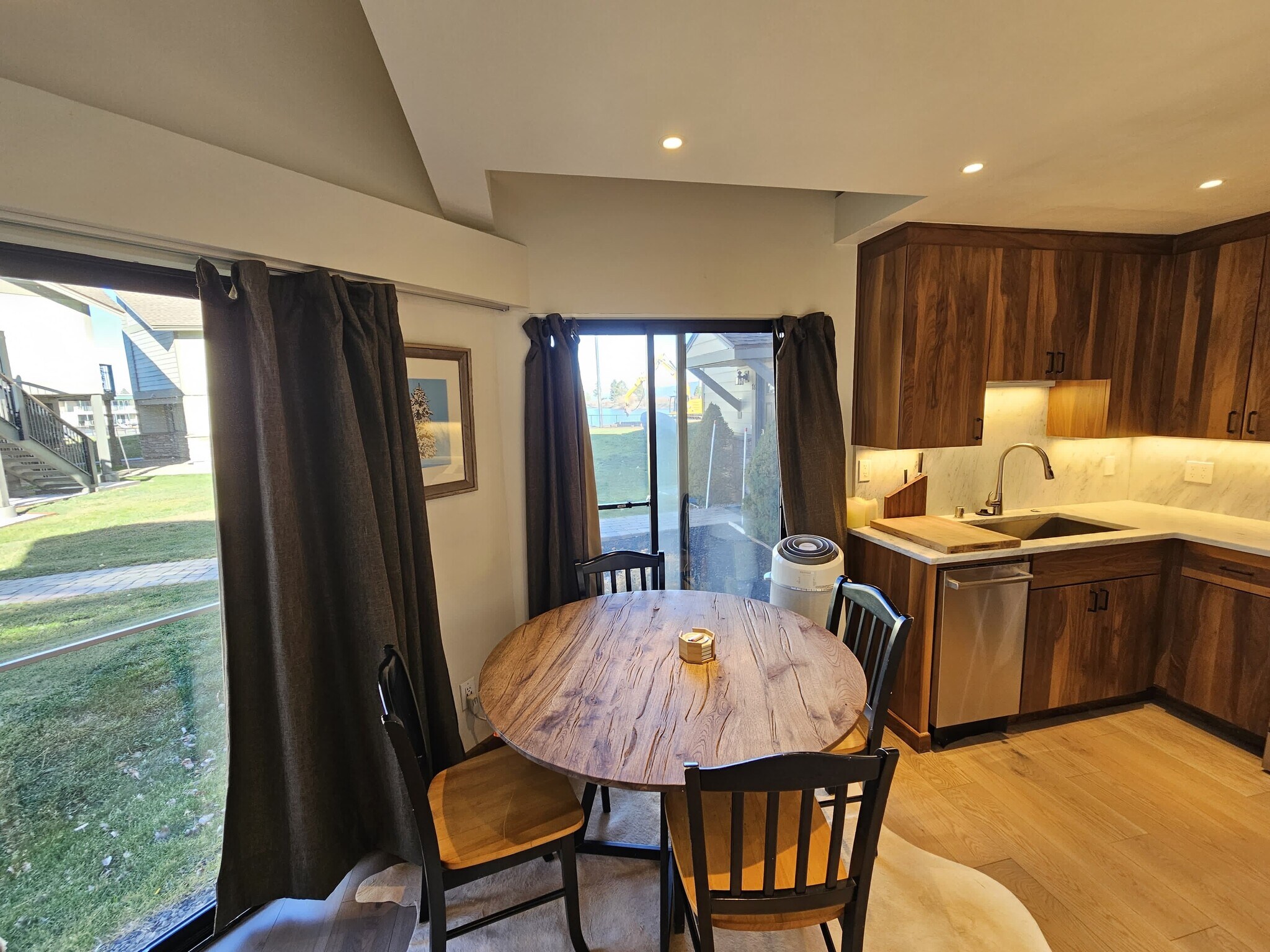 Dining - 477 Ala Wai Blvd