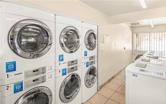 Building Photo - CLEAN & QUIET 2 BED 1 BATH CONDO
