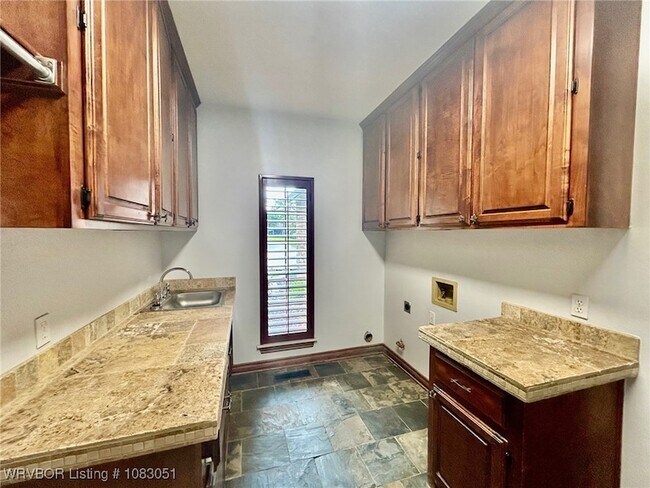 Building Photo - 1801 Oak Forest Dr