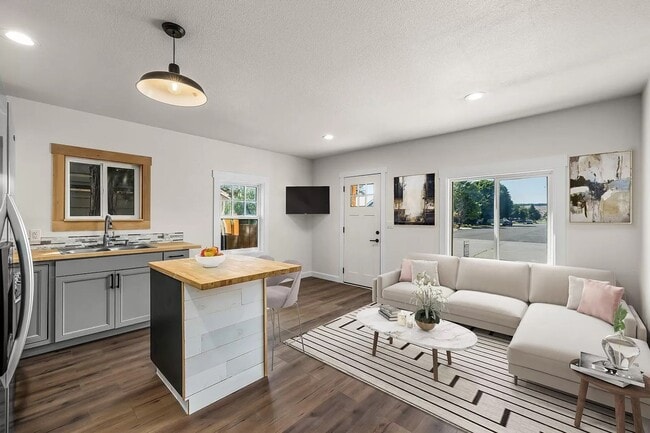 Building Photo - PG-0000