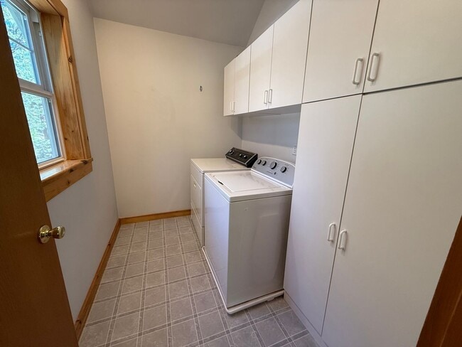 Building Photo - Unique 2 Bed/2 Bath Craftsman on Bend's We...