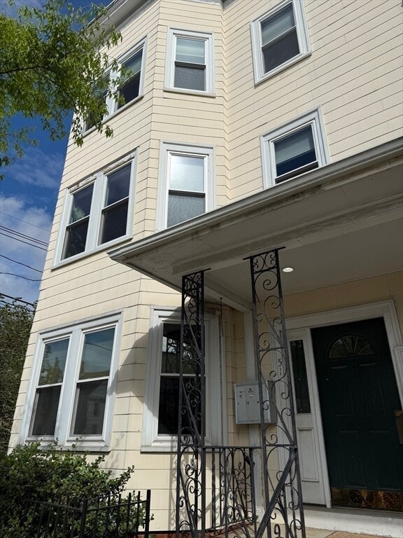 Building Photo - 51 Temple St