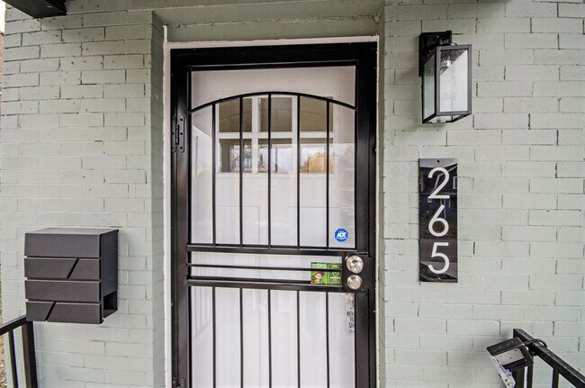 Building Photo - Lower Unit - Newly Constructed - 2 bed/2 bath - Must See!