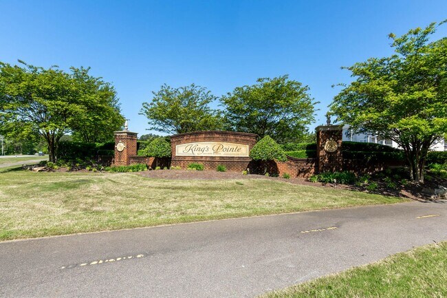 Building Photo - 2404 Leytonstone Dr