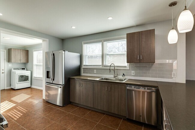 Building Photo - Spacious 4 Bed/ 3.5 Bath Home in Madison w Detached Office and Full Bath, 2 Car Garage, 1/2 acres...