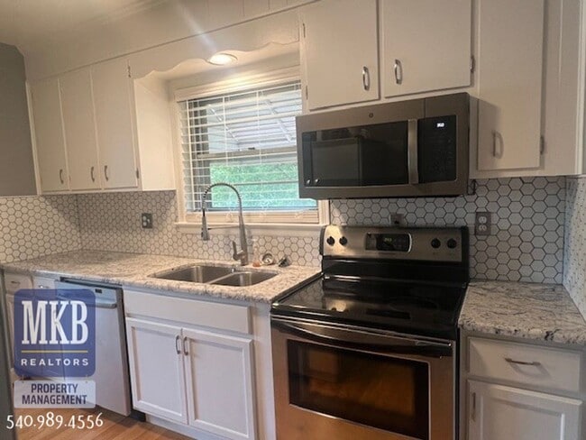 Building Photo - 2-Possibly 3 Bedroom completly remodeled h...