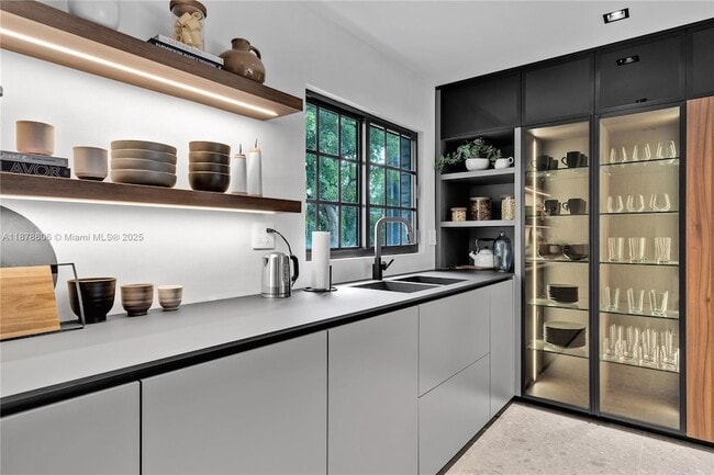 Building Photo - 2500 Bayview Dr