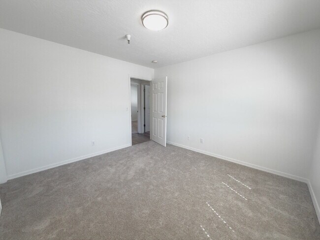 Building Photo - Spacious, NEWLY RENOVATED 3-Bedroom, 2-Bathroom Condo in Bountiful!