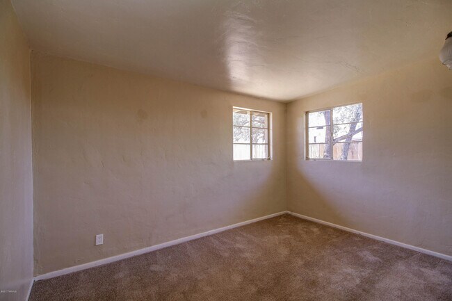 Building Photo - 812 S Eli Dr