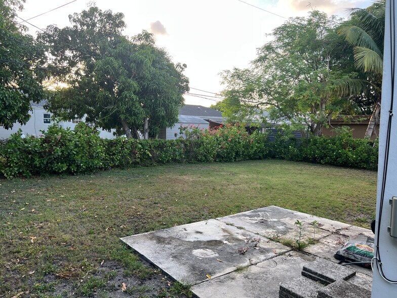 Building Photo - 4200 NW 11th Ct