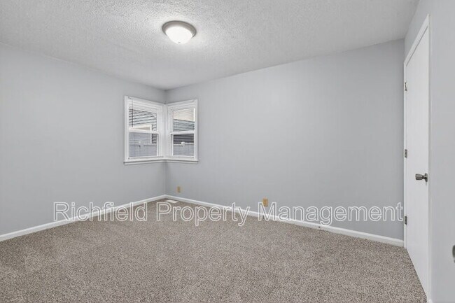 Building Photo - 1260 Lincoln Dr