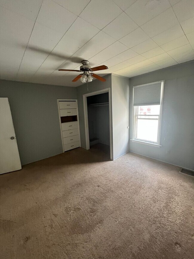 Building Photo - 2 Bedrooms, 1 Bath - 2nd Story - Available...