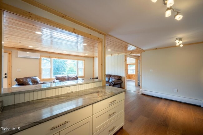 Building Photo - 871 Trout Lake Rd
