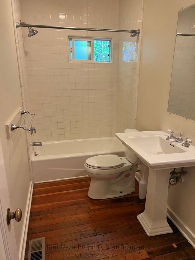 Building Photo - Charming 1 Bedroom Home with Hardwood Floors & Private Backyard
