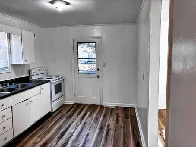 Building Photo - Updated 2BR Home with Large Yard in Batesburg