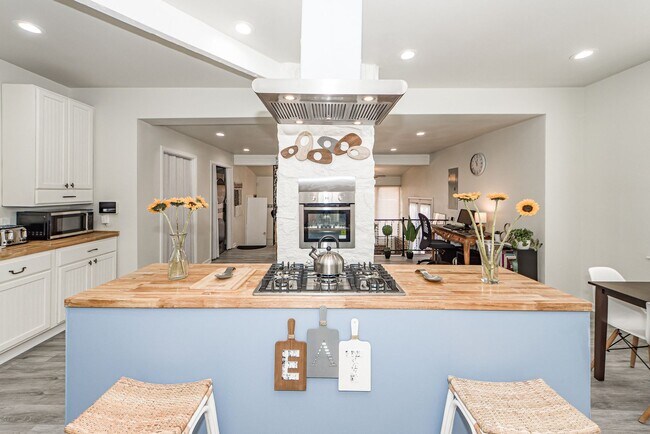 Building Photo - 3 BD 2.5 Bath Charming Home