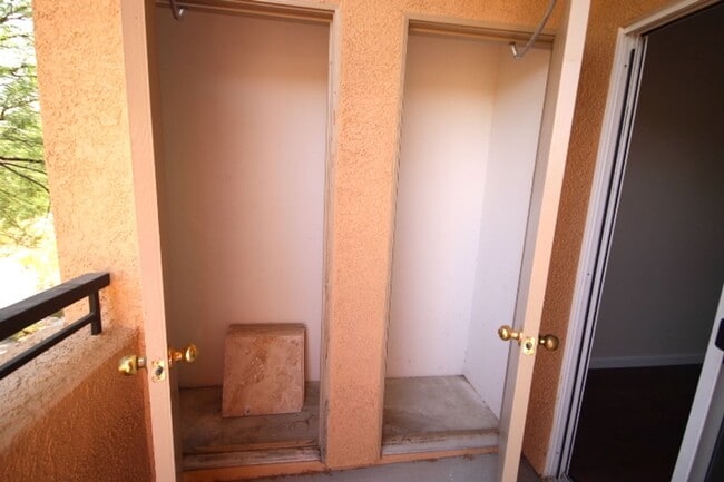 Building Photo - Close to shopping and easy access to Freeway!!!
