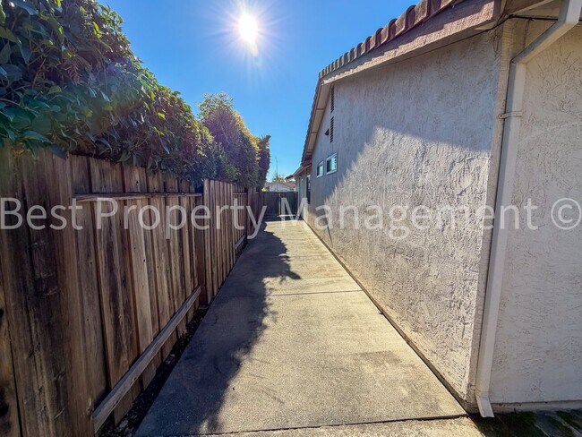 Building Photo - Great Shape Single Family Home near Fremont Bart Station