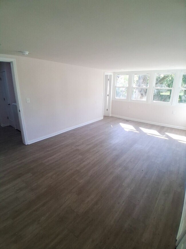 Building Photo - Charming 3 Bedroom, 2 Bath Home with Garag...