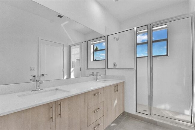 Building Photo - 4070 Highland Oaks Dr