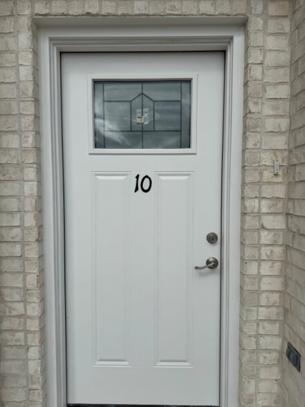 Primary Photo - 1810 Atrium Pl Dr