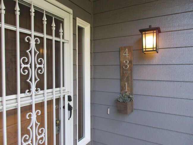 Building Photo - Great Three Bedroom in South Salem