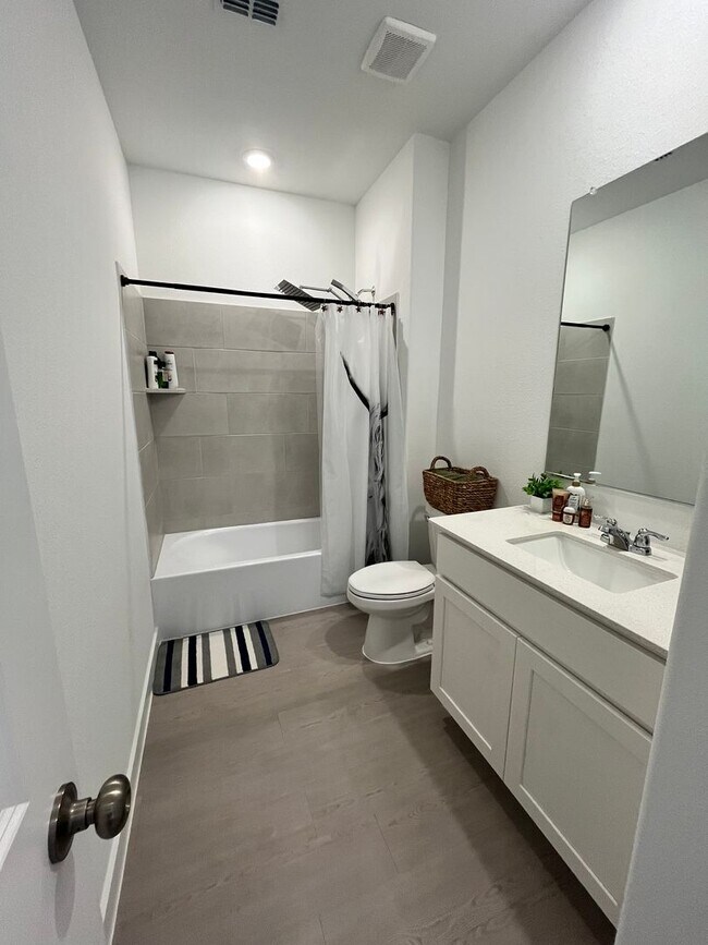 Building Photo - Beautiful Newer 3-2-2 with WOW Yard! May 2026 Move-in!