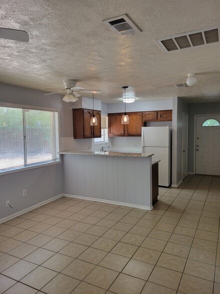 Building Photo - 1907 Pine Tree Dr