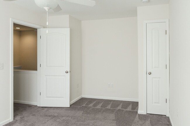 Building Photo - Three Bedroom Townhome