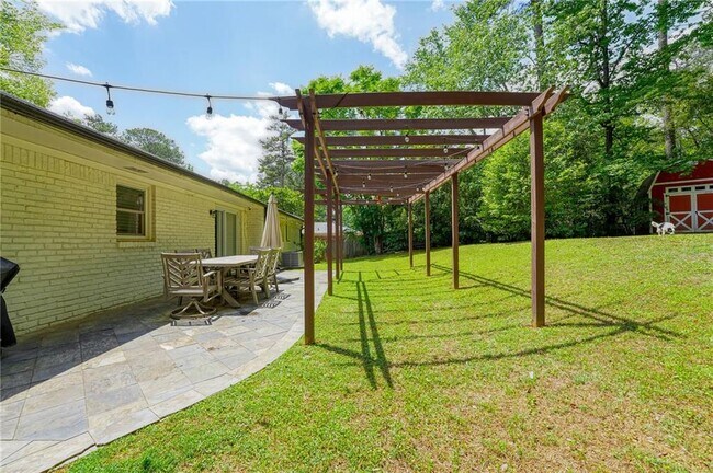 Building Photo - 3076 McCully Dr NE