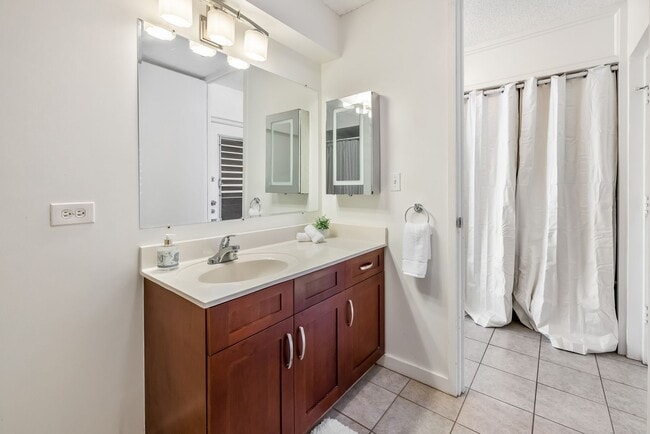 Building Photo - Conveniently Located Studio - Available April 1st