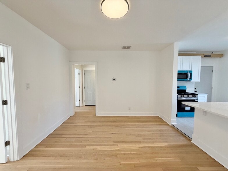 Building Photo - 1522 W Ardmore Ave