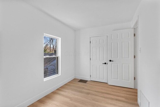 Building Photo - 89 Maple St