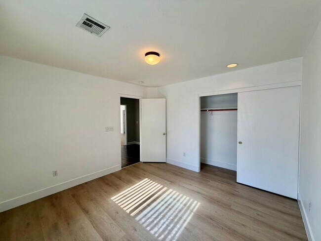 Building Photo - Beautiful two-story home featuring 3 bedrooms, 2.5 bathrooms